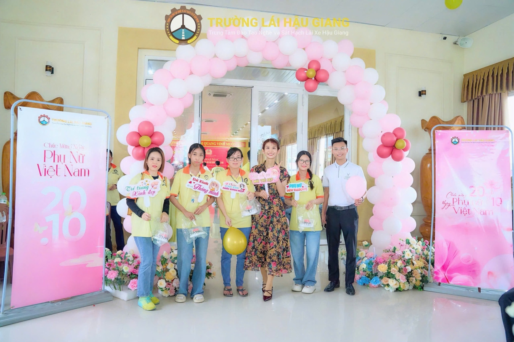 //truonglaihaugiang.vn/files/images/20-10-2025%20(Ha).jpg?v=1.0