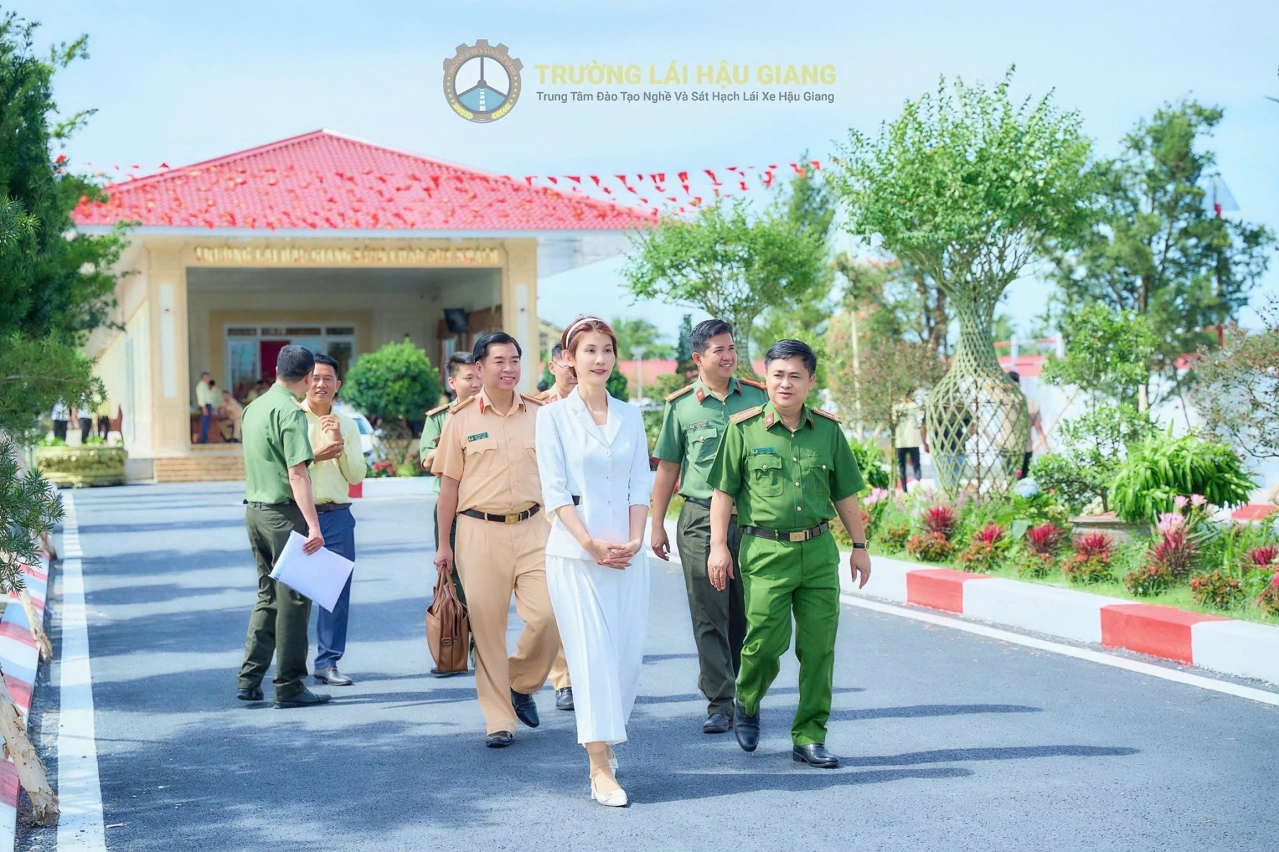 //truonglaihaugiang.vn/files/images/Ha%20%26%20Chu%207.jpg?v=1.0